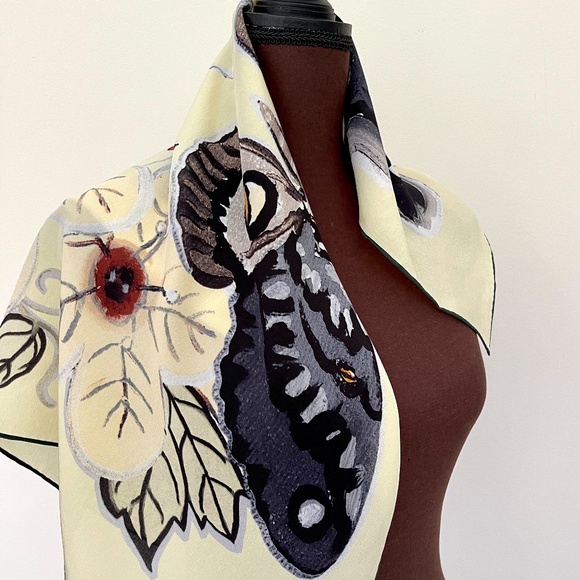 New Gucci Logo Floral Yellow Scarf with Gucci Gift Box - Picture 5 of 13